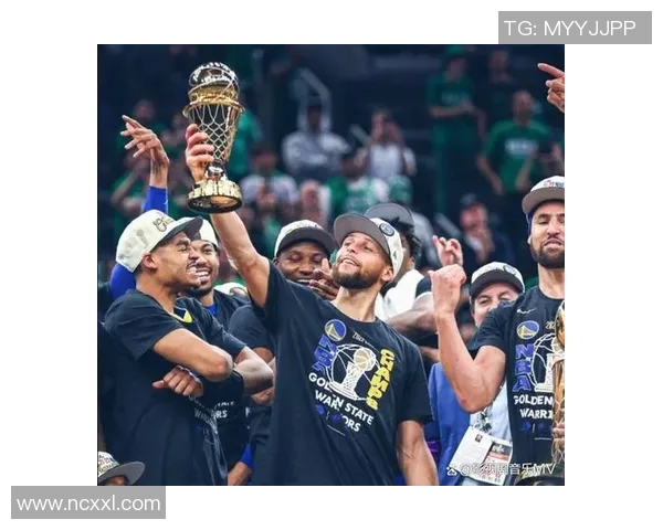 杜球星再度闪耀赛场 打破纪录带领球队勇夺冠军奖杯 杜球星再度闪耀赛场 打破纪录带领球队勇夺冠军奖杯